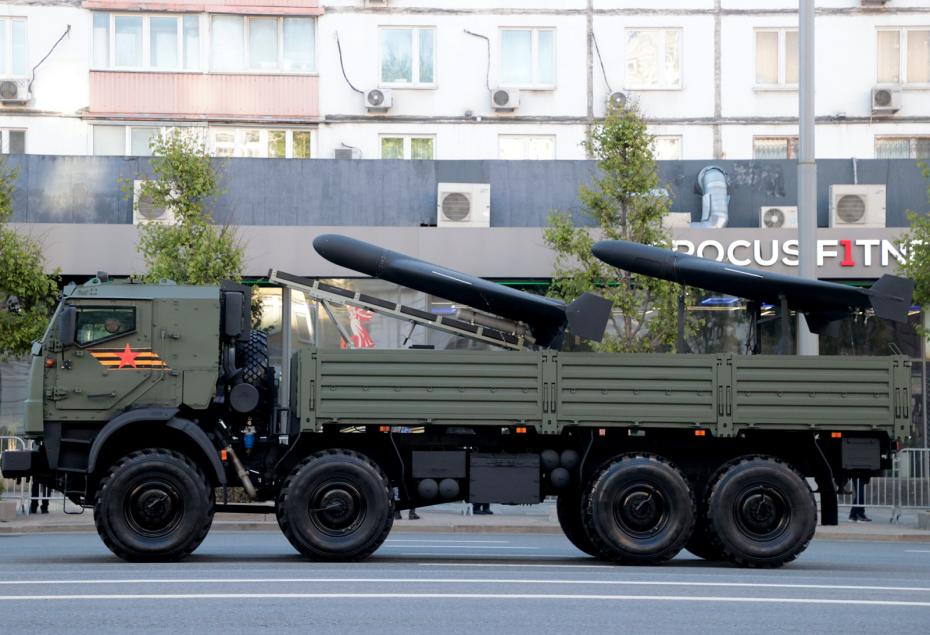 Беспилотные летательные аппараты «Герань-2» в кузове КамАЗа во время движения по центру Москвы в честь 80-й годовщины победы в Великой Отечественной войне