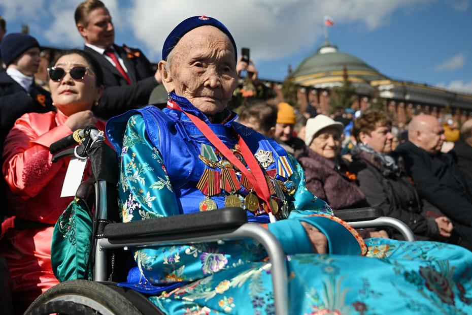 Гостья на Красной площади в Москве перед началом военного парада, посвященного 80-летию победы в Великой Отечественной войне