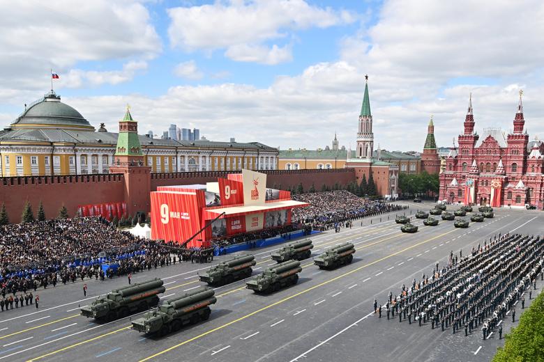 Зенитные ракетные системы С-400 на Красной площади в Москве на военном параде, посвященном 80-летию победы в Великой Отечественной войне