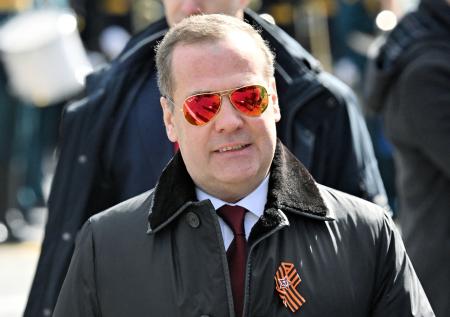 «Если враг не сдается — его уничтожат»: Медведев поздравил россиян с 9 Мая