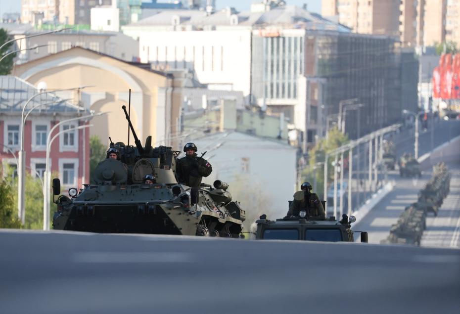 Колонна  военной техники во время движения по центру Москвы в честь 80-й годовщины победы в Великой Отечественной войне