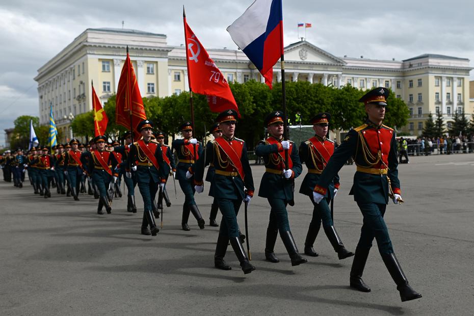 Военнослужащие на военном параде в честь 80-летия победы в Великой Отечественной войне в Смоленске