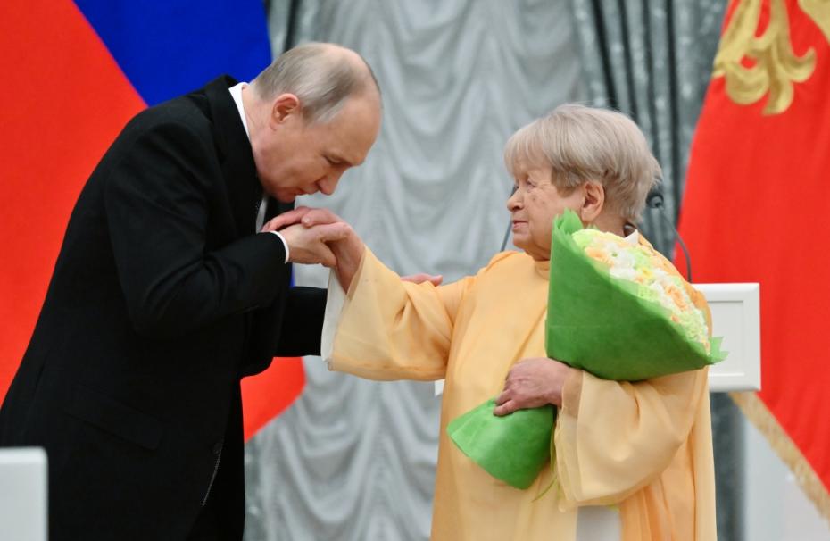 Владимир Путин и композитор Александра Пахмутова на церемонии вручения государственных наград выдающимся россиянам