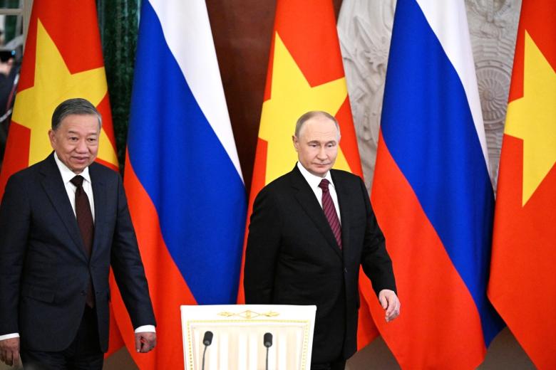 Владимир Путин и То Лам