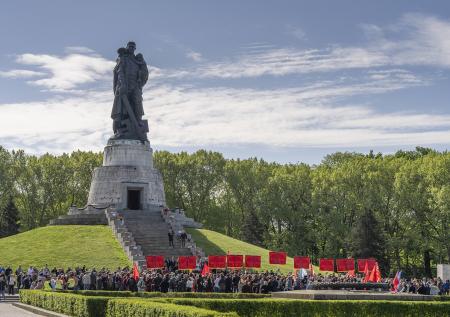 Немцы встали на защиту советского мемориала после обращения Путина