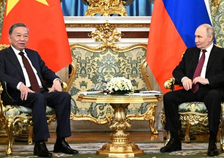 Кремль показал кадры встречи Путина и То Лама