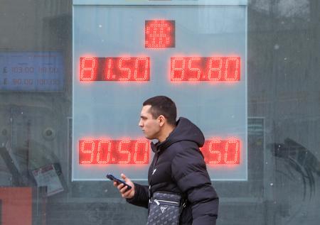 Рубль ослабнет летом? Курс доллара сегодня, 11 мая, что с евро и юанем