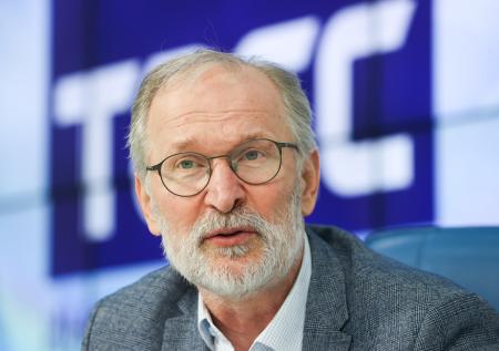 Операция, проблемы с голосом, уход со сцены: как живет Федор Добронравов