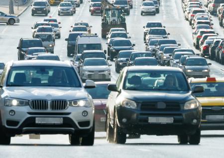 Московских автомобилистов призвали отказаться от поездок на летних шинах