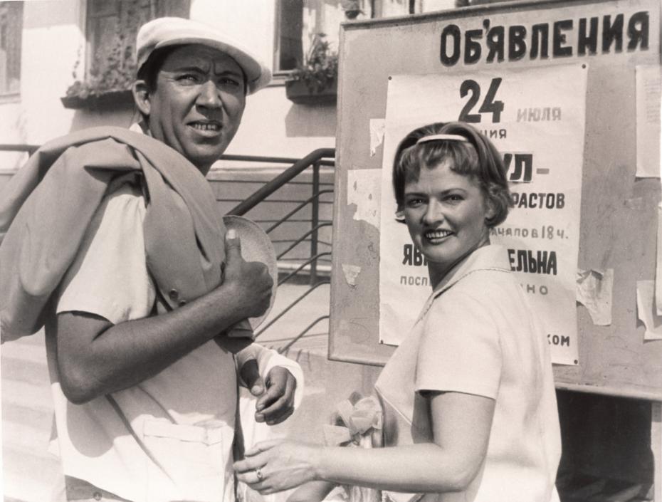 Актриса Нина Гребешкова и актер Юрий Никулин на съемках кинофильма «Бриллиантовая рука»