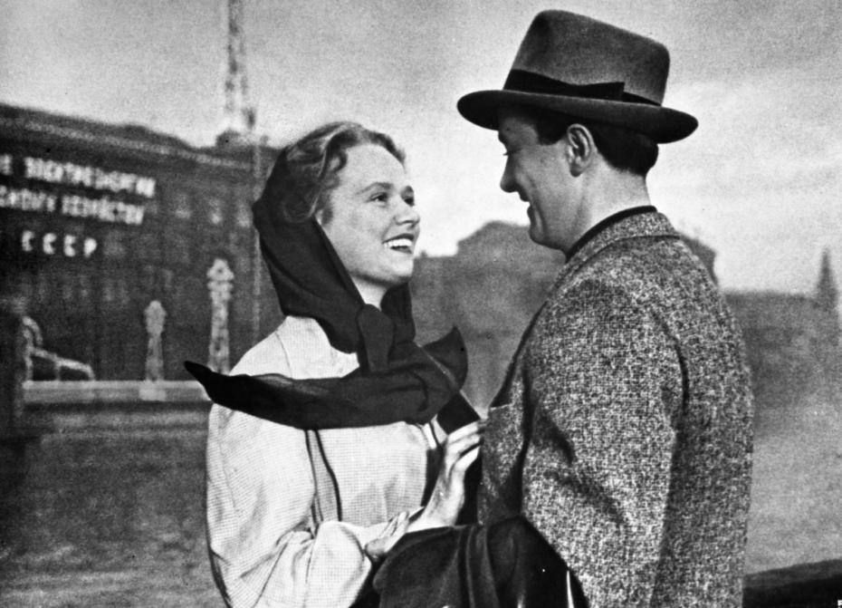 Кадр из фильма режиссера Ивана Пырьева «Испытание верности», 1954 год. Варя Лутонина — актриса Нина Гребешкова, Игорь Варенцов — артист Олег Голубицкий
