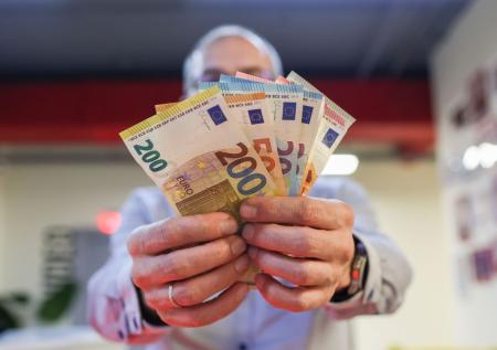 Курс евро опустился ниже 90 рублей