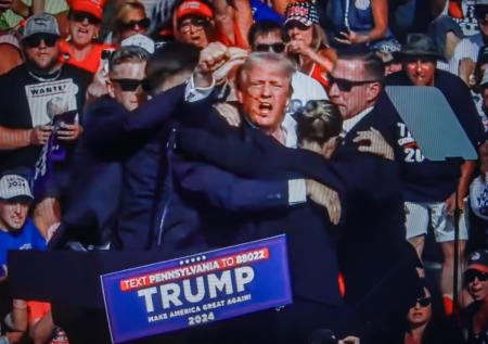 В кабинете Трампа появилась статуэтка — символ важного события из его жизни