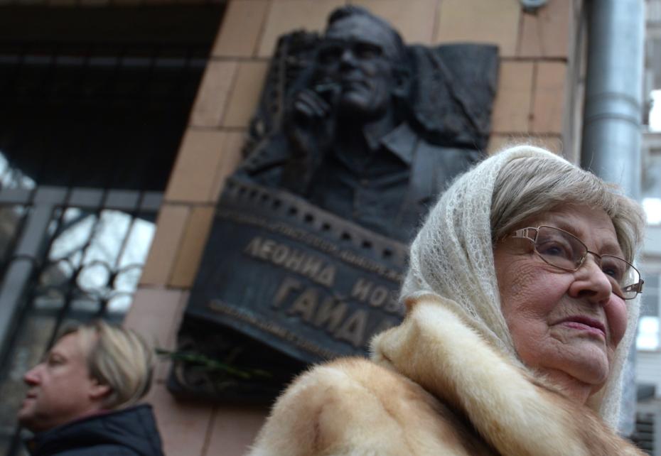 Вдова режиссера актриса Нина Гребешкова и актер Дмитрий Харатьян на церемонии открытия мемориальной доски кинорежиссеру Леониду Гайдаю