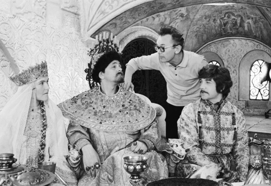 Нина Маслова, Юрий Яковлев, Леонид Куравлев и Леонид Гайдай (на втором плане) на съемках художественного фильма «Иван Васильевич меняет профессию»