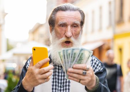 Новые доллары исчезли из банков: чем туристам платить за границей