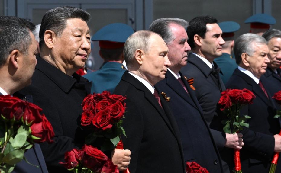 Владимир Путин вместе с главами иностранных государств и руководителями международных организаций возложил цветы к Могиле Неизвестного Солдата в Александровском саду