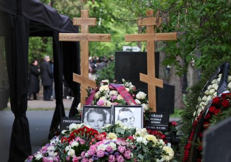 Утопающие в цветах могилы Нины Гребешковой и Леонида Гайдая попали на видео