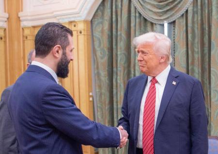 Трамп обменялся рукопожатием с политиком из списка террористов