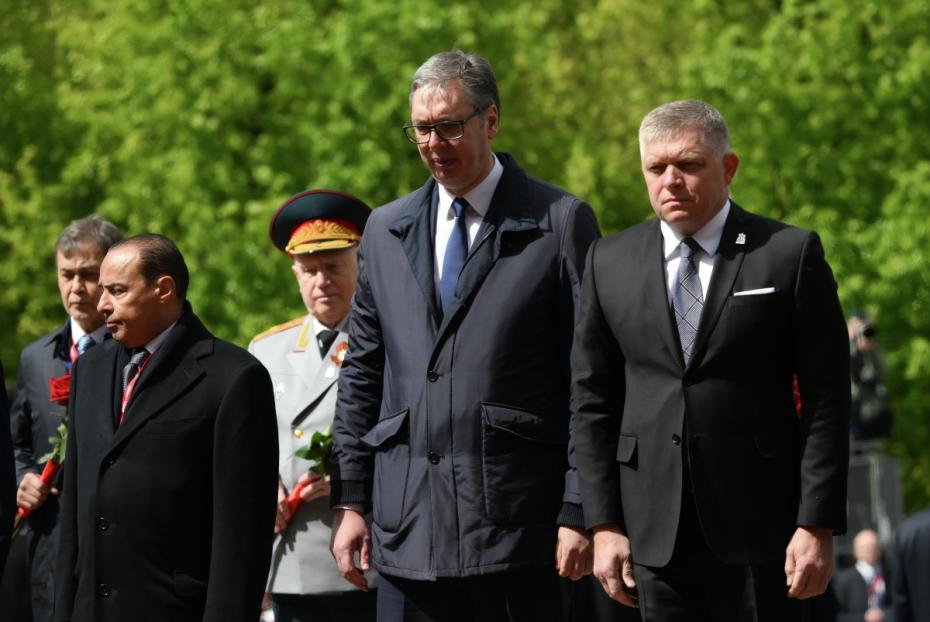 Президент Сербии Александр Вучич (в центре) и премьер-министр Словакии Роберт Фицо (справа) на церемонии совместного возложения цветов президентом РФ Владимиром Путиным и иностранными лидерами к Могиле Неизвестного Солдата