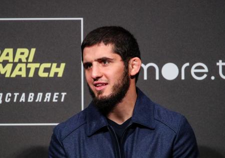 Ислам Махачев отказался от титула UFC в легком весе