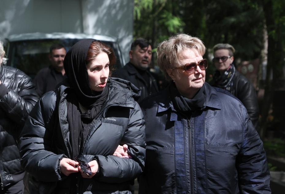 Оксана Гайдай (справа) перед церемонией прощания с актрисой Ниной Гребешковой на Кунцевском кладбище
