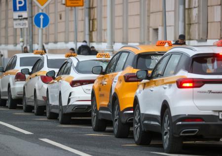 Названо число транспортных средств на рынке такси