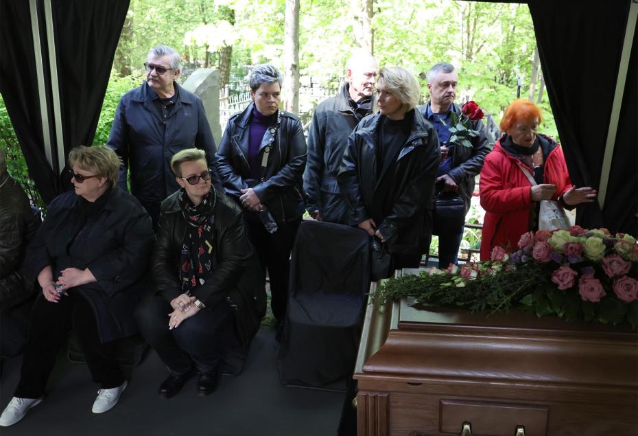 Оксана Гайдай и дочь Ольга Худякова (справа налево) во время церемонии прощания с актрисой Ниной Гребешковой на Кунцевском кладбище