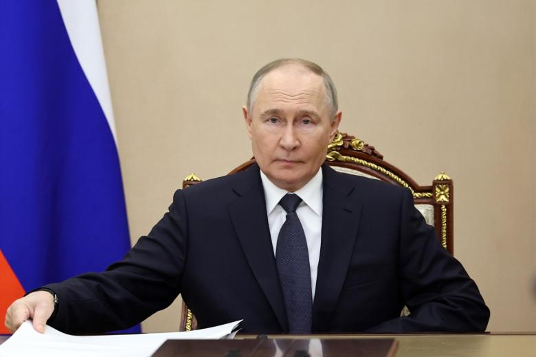 Владимир Путин на совещании по подготовке предстоящих переговоров в Стамбуле