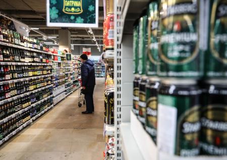 Психолог оценила идею запрета на продажу сладостей в алкомаркетах