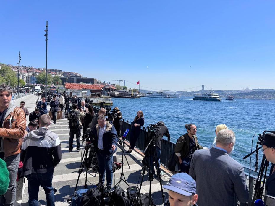 Обстановка у дворца Долмабахче в Стамбуле в преддверии переговоров между делегациями России и Украины
