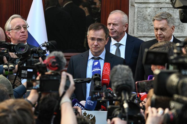 Заместитель министра иностранных дел РФ Михаил Галузин, помощник президента РФ Владимир Мединский на пресс-конференции в Стамбуле