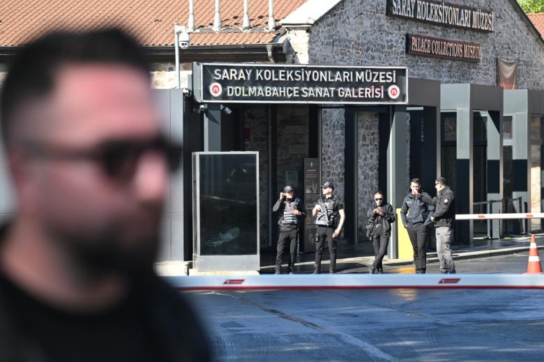 Сотрудники полиции патрулируют въезд на территорию дворца Долмабахче в Стамбуле в преддверии переговоров между делегациями России и Украины