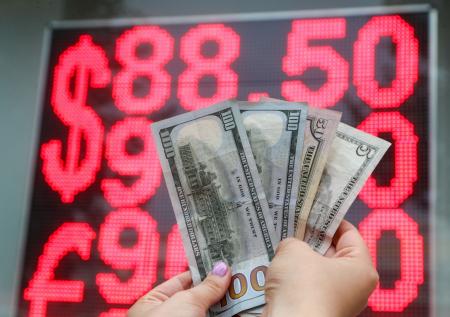 Доллар летит вниз? Курсы валют 15 мая: укрепление рубля, что с евро и юанем