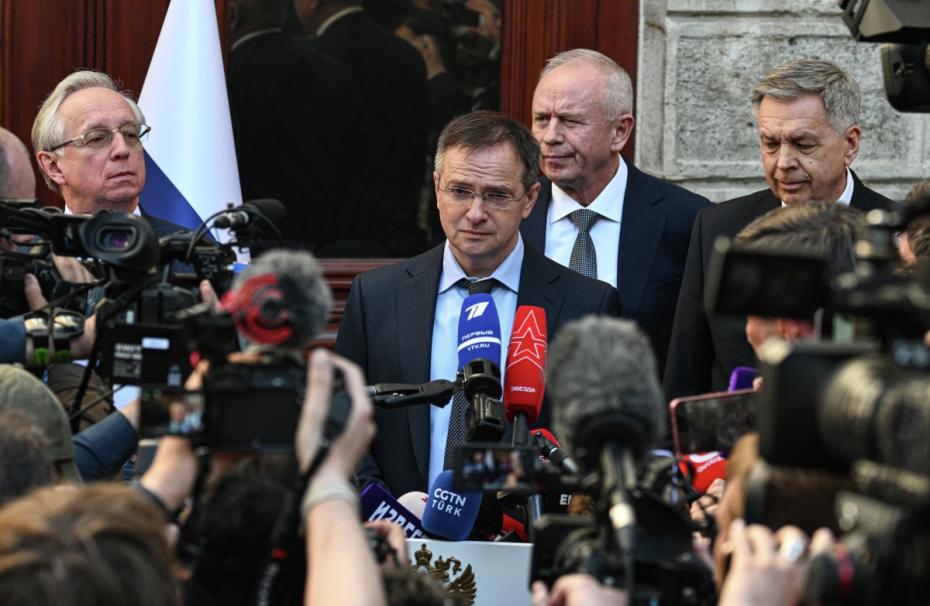 Заместитель министра иностранных дел РФ Михаил Галузин, помощник президента РФ Владимир Мединский, заместитель министра обороны РФ Александр Фомин, начальник Главного разведывательного управления Генерального штаба Вооруженных Сил РФ — заместитель начальн