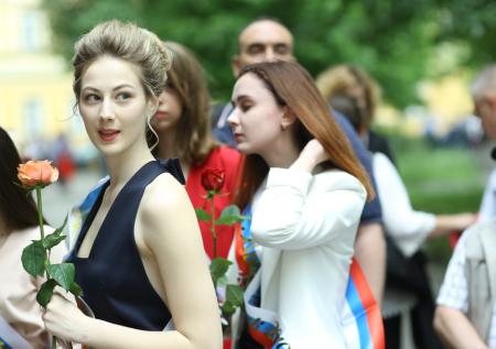 Стилист дала советы, как выбрать беспроигрышный образ на выпускной