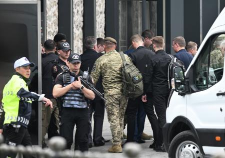 Члены украинской делегации прибыли на переговоры с Россией в военной форме