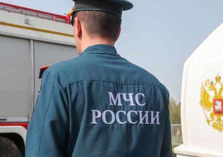 Мать с тремя детьми застряла на краю скалы в Крыму