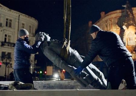 В Одессе раскрасили триколором постамент снесенного памятника