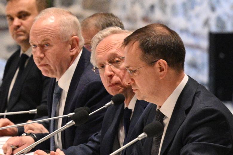 Помощник президента РФ Владимир Мединский, заместитель министра иностранных дел РФ Михаил Галузин, заместитель министра обороны РФ Александр Фомин (справа налево) на переговорах между делегациями России и Украины в Стамбуле