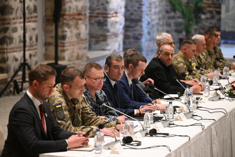 Участники украинской делегации на переговорах между делегациями России и Украины в Стамбуле