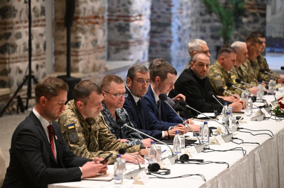 Участники украинской делегации на переговорах между делегациями России и Украины в Стамбуле