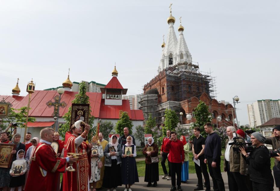 Открытие Галереи Славы в память о погибших журналистах в храме Анатолия и Протолеона в парке Артема Боровика