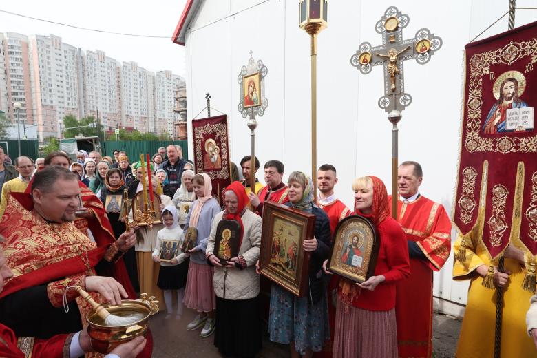 Служба в храме Анатолия и Протолеона в парке Артема Боровика