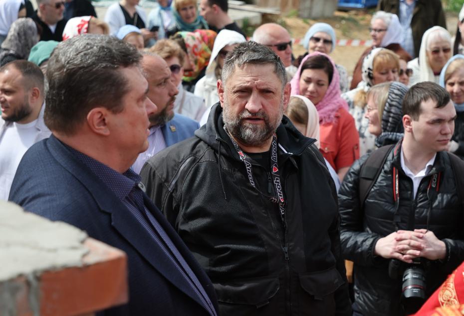 Владимир Соловьев и Александр Сладков на открытии Галереи Славы в память о погибших журналистах в храме Анатолия и Протолеона в парке Артема Боровика