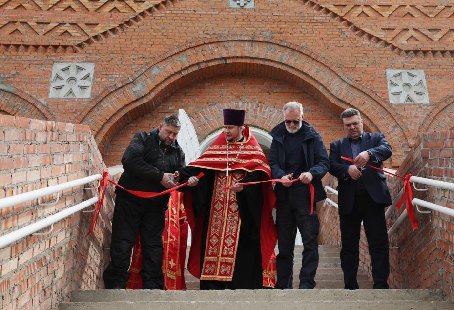 Александр Сладков, Сергей Михеев и Владимир Соловьев на открытии Галереи Славы в память о погибших журналистах в храме Анатолия и Протолеона в парке Артема Боровика