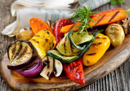 Вкусные, как мясо: 7 рецептов приготовления овощей на мангале