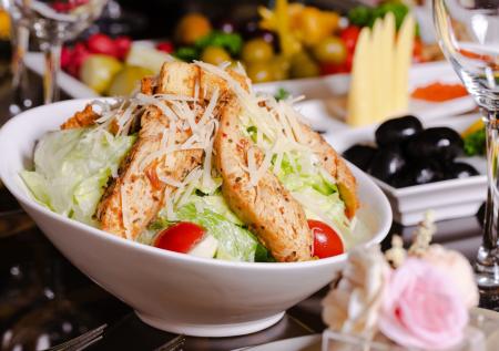Идеальный салат цезарь с курицей: секрет фирменного вкуса за 15 минут!