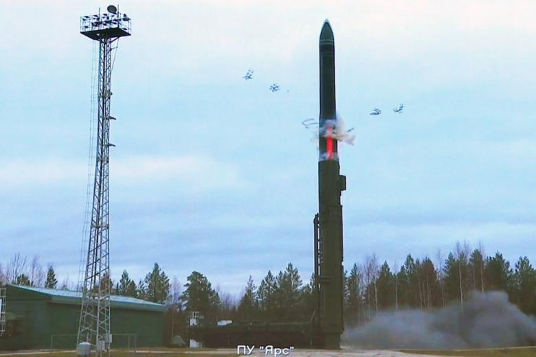 Запуск межконтинентальной баллистической ракеты (МБР) РС-24 «Ярс»