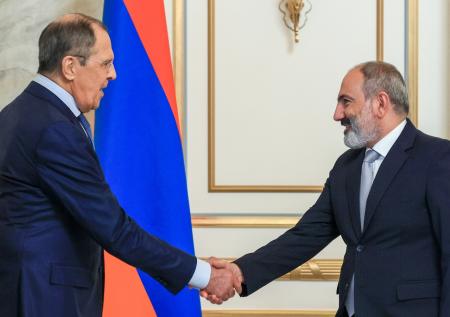Лавров встретится с Пашиняном во время визита в Ереван